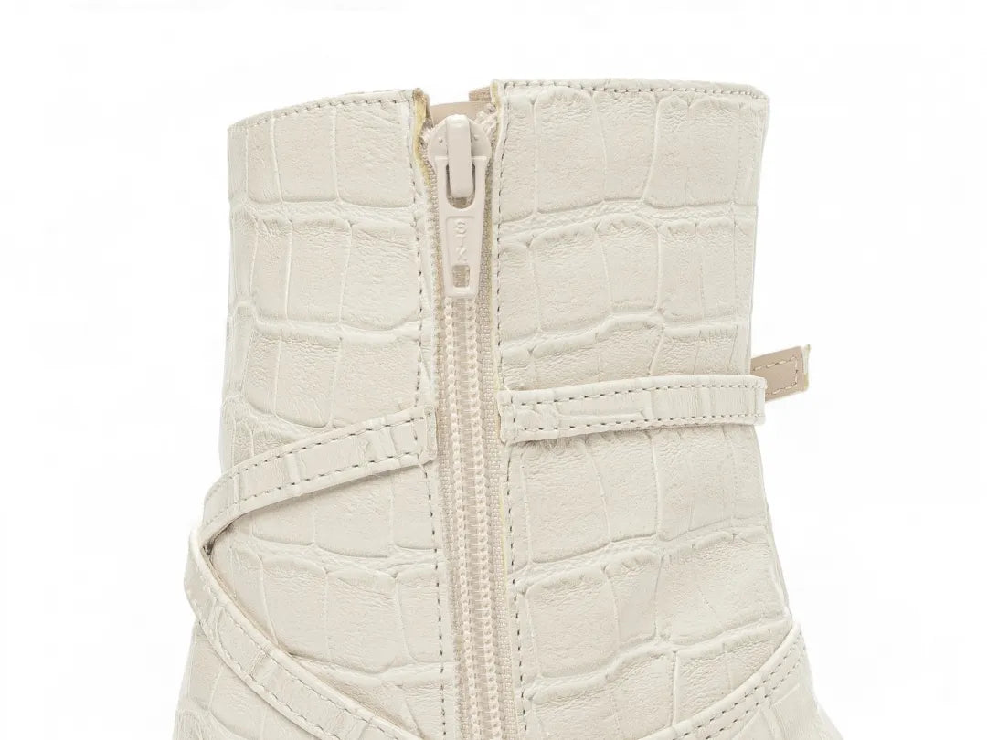 Bota Feminina Bico Fino Cano Médio Off White