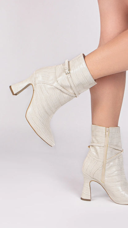 Bota Feminina Bico Fino Cano Médio Off White