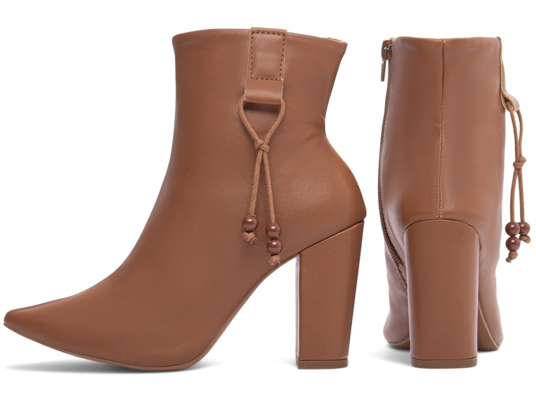 Bota Cano Curto Caramelo Estilizada