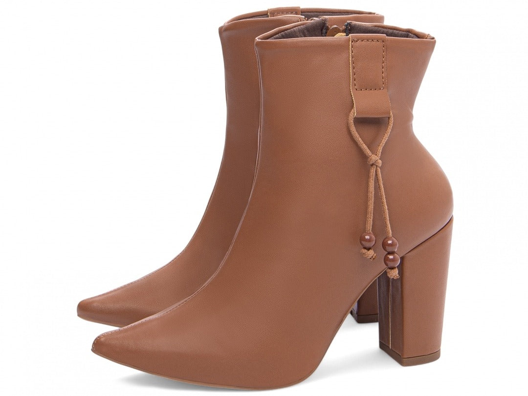 Bota Cano Curto Caramelo Estilizada