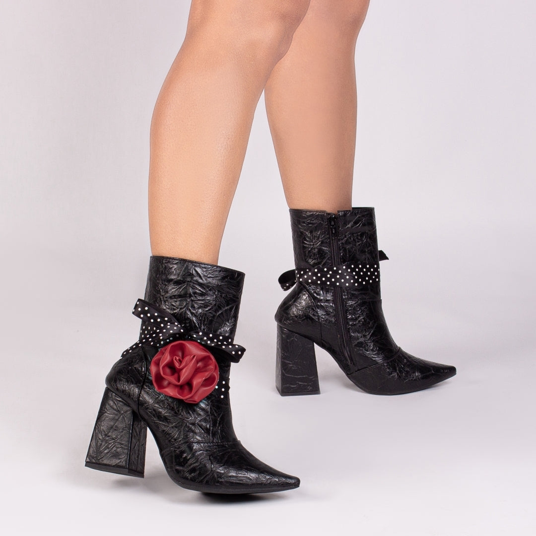 Bota Feminina Bico Fino Cano Médio Preto Vintage