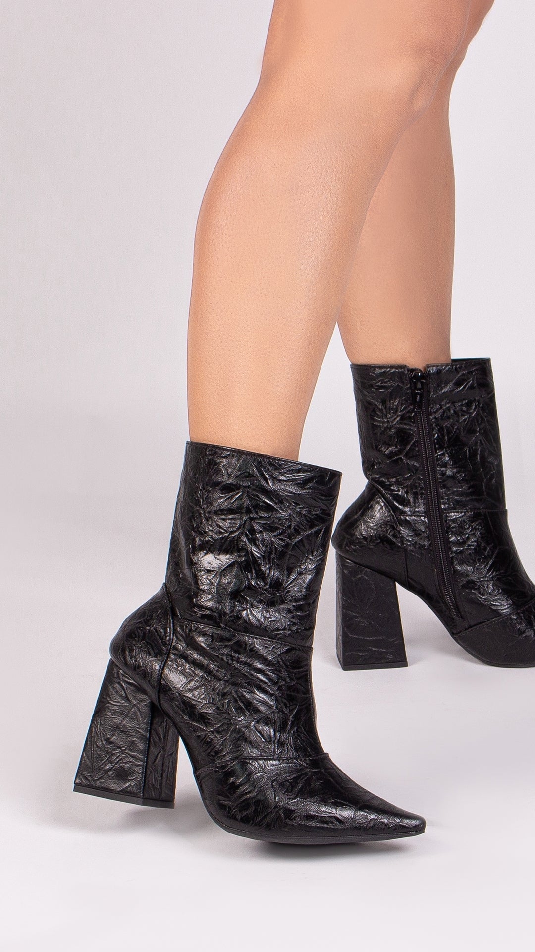 Bota Feminina Bico Fino Cano Médio Preto Vintage
