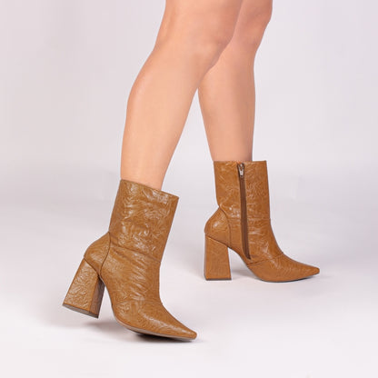 Bota Feminina Bico Fino Cano Médio Caramelo Vintage