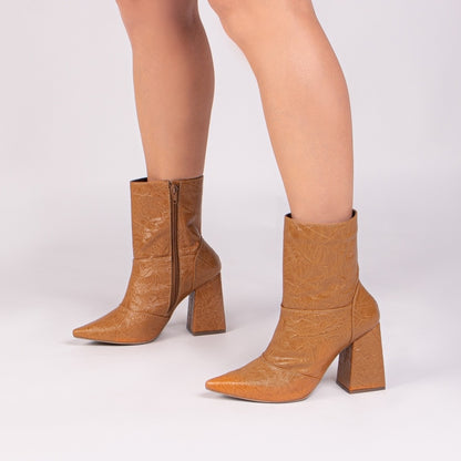 Bota Feminina Bico Fino Cano Médio Caramelo Vintage