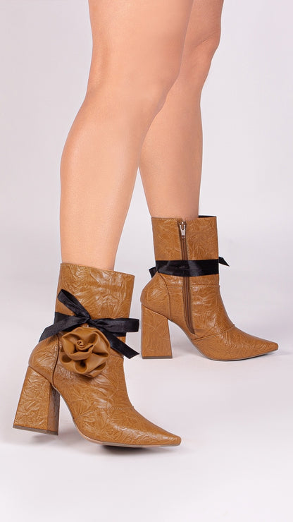 Bota Feminina Bico Fino Cano Médio Caramelo Vintage