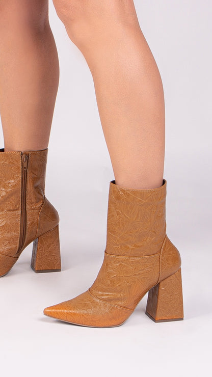 Bota Feminina Bico Fino Cano Médio Caramelo Vintage