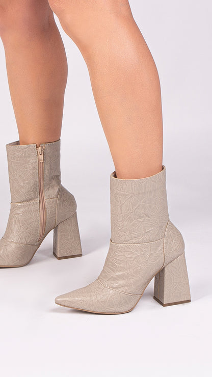 Bota Feminina Bico Fino Cano Médio Bege Vintage