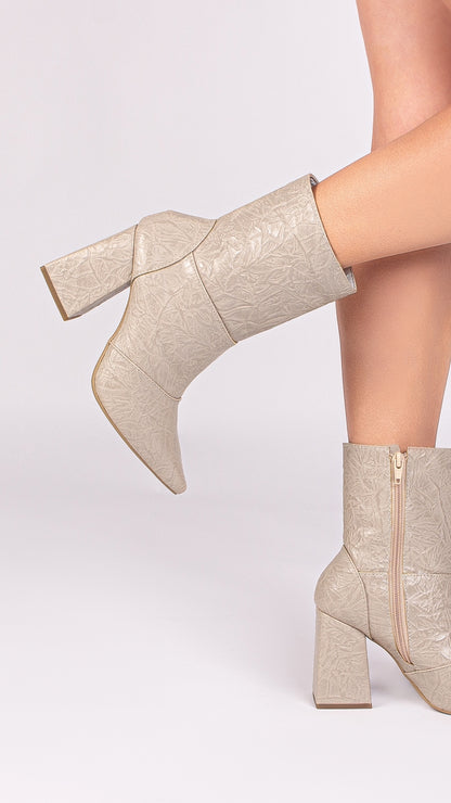 Bota Feminina Bico Fino Cano Médio Bege Vintage
