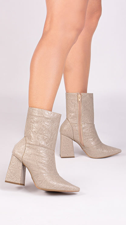 Bota Feminina Bico Fino Cano Médio Bege Vintage
