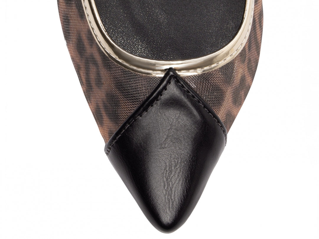 Scarpin Feminino Salto Alto com Fivela Dourada e Estampa Onça