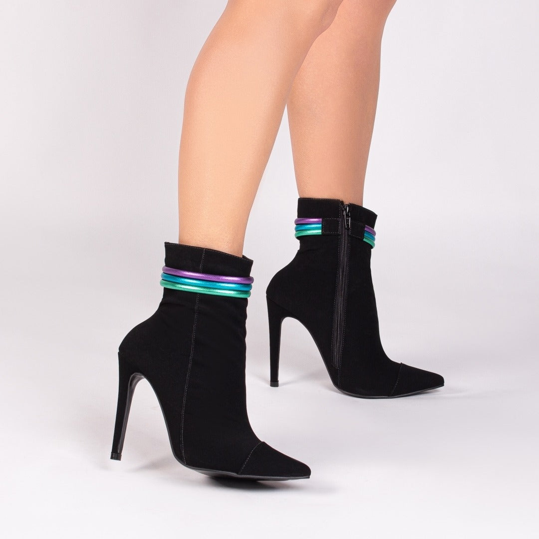 Bota Feminina Bico Fino Cano Médio Preto