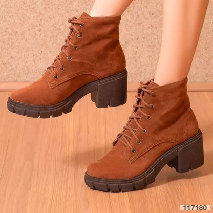 Bota Feminina Coturno de Salto Sola Tratorada com Cadarco Camurça Caramelo
