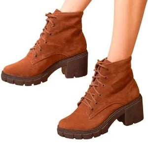 Bota Feminina Coturno de Salto Sola Tratorada com Cadarco Camurça Caramelo